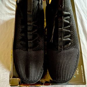 Men’s Skechers walking or golfing shoes. Easy slide on shoes for easy comfort.